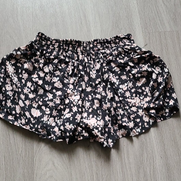 High Waisted Floral Print Flowy Shorts - Picture 3 of 5